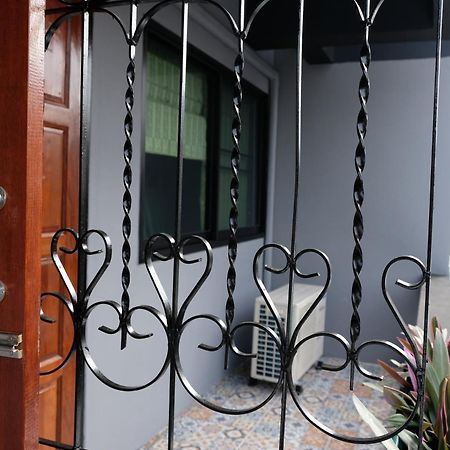 チエンマイ Tangmo Houseホステル エクステリア 写真
